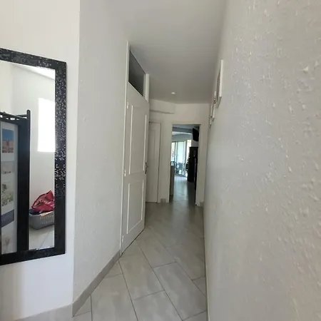 Appartement Tres Bel A 150 Metres Des Plages Avec Jardin Prive Et Parking Dans Securisee